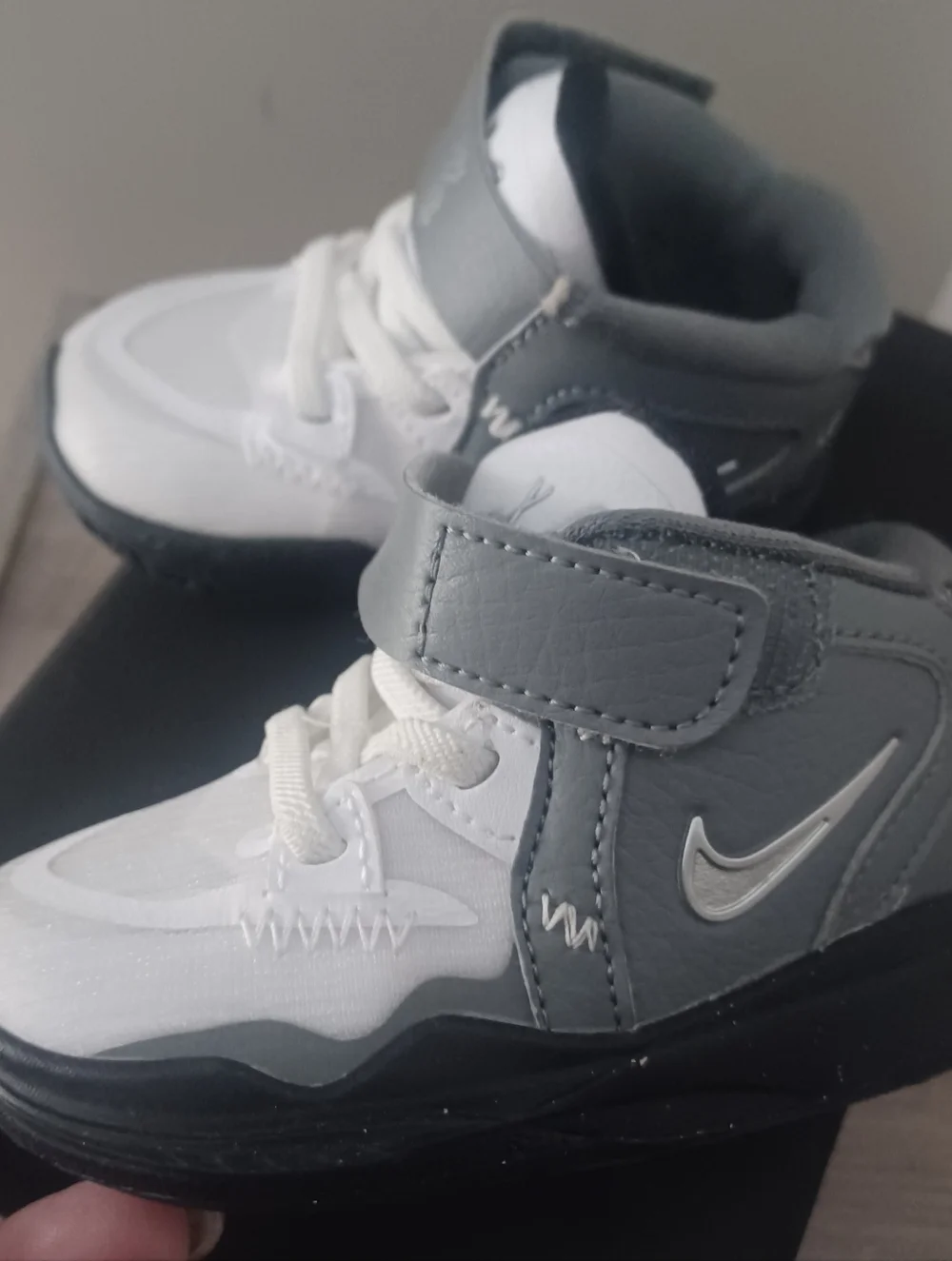 NIKE KYRIE Infinity SE Infants White Smoke Chrome Sz 4